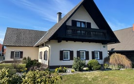 Großes Grundstück mit Haus und Nebengebäude in Stadtlage