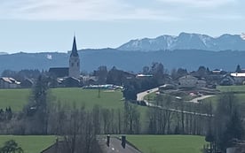 Atterseenähe: ANLEGER UND HÄUSLBAUER AUFGEPASST! Aufgeschlossenes Baugrundstück ohne Bauzwang mit Traumhaften Gebirgsblick und uneingeschränkter Sonne von Früh bis zum späten Abend.