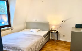 Helles und gemütliches Zimmer in zentraler Lage in Fürth – direkt am Rathaus