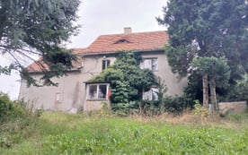 Haus mit großem Grundstück und Jagdhütte.