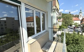 Helle Innenstadt Wohnung 2,5 Zimmer mit Balkon - Blick auf Uhrturm